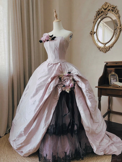 Verträumtes und elegantes trägerloses fischgrätenförmiges bodenlanges Hochzeitskleid mit 3D-Blumen in Lila P3066