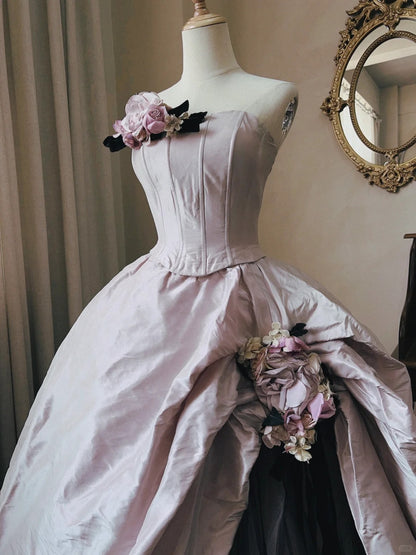 Verträumtes und elegantes trägerloses fischgrätenförmiges bodenlanges Hochzeitskleid mit 3D-Blumen in Lila P3066