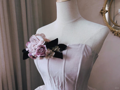 Verträumtes und elegantes trägerloses fischgrätenförmiges bodenlanges Hochzeitskleid mit 3D-Blumen in Lila P3066