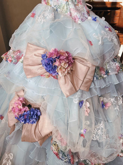 Verträumtes hellblaues Bandeau-Top 3D-Blumen handgefertigt perlenbesetztes Pailletten-Schleppenhochzeitskleid P3067