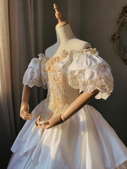 Prinzessin Brautkleid aus weißem Satin mit überschnittenen Ärmeln, Perlen und Blütenrock, bodenlang P3069
