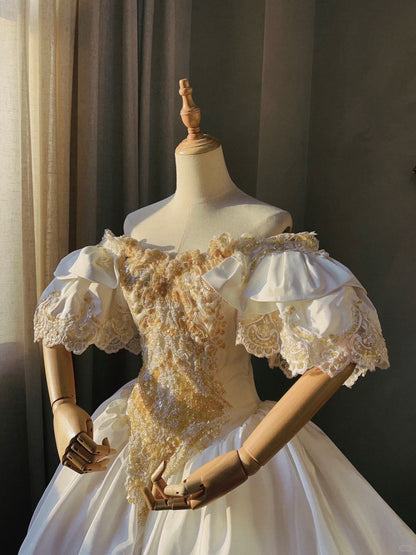 Prinzessin Brautkleid aus weißem Satin mit überschnittenen Ärmeln, Perlen und Blütenrock, bodenlang P3069