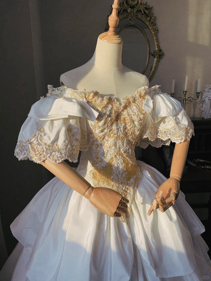 Prinzessin Brautkleid aus weißem Satin mit überschnittenen Ärmeln, Perlen und Blütenrock, bodenlang P3069