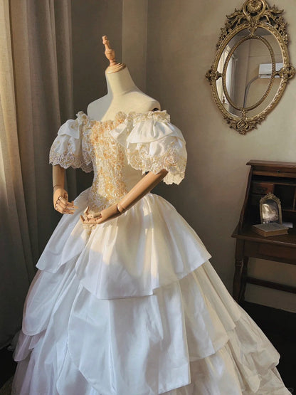 Prinzessin Brautkleid aus weißem Satin mit überschnittenen Ärmeln, Perlen und Blütenrock, bodenlang P3069