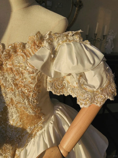 Prinzessin Brautkleid aus weißem Satin mit überschnittenen Ärmeln, Perlen und Blütenrock, bodenlang P3069