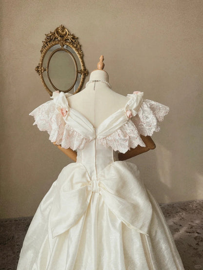 Elegantes Brautkleid aus weißem Satin mit rosa Spitze und Prinzessinnenrock im Vintage-Stil P3070