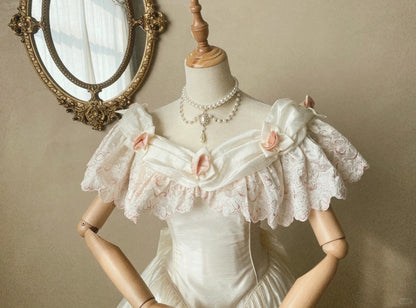 Elegantes Brautkleid aus weißem Satin mit rosa Spitze und Prinzessinnenrock im Vintage-Stil P3070