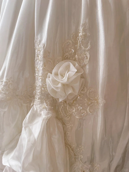 Französisches Retro-Brautkleid mit V-Ausschnitt, Perlen, Puffärmeln und Satin, Prinzessinnen-Stil, P3076