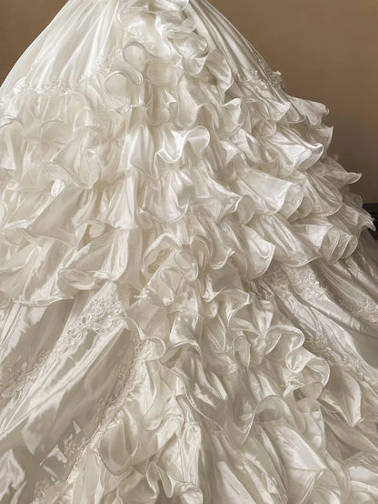 Französisches Retro-Brautkleid mit V-Ausschnitt, Perlen, Puffärmeln und Satin, Prinzessinnen-Stil, P3076