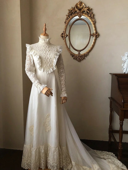 Retro hochgeschlossenes, langärmeliges Brautkleid mit Spitzen-Patchwork und sanfter Schleppe P3077