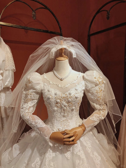 Vintage Brautkleid P3078 im Stil eines Hammelkeulenärmels, mit Rosenblumen-Handstickerei, Spitze und schwerer Perlenstickerei, bodenlang