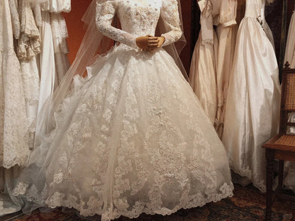 Vintage Brautkleid P3078 im Stil eines Hammelkeulenärmels, mit Rosenblumen-Handstickerei, Spitze und schwerer Perlenstickerei, bodenlang