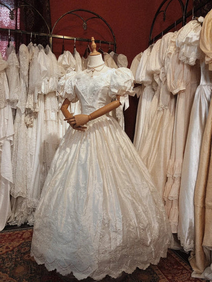 Elegantes besticktes V-Ausschnitt Satin Spitzenbesatz Puffärmel Prinzessinnen-Hochzeitskleid P3079