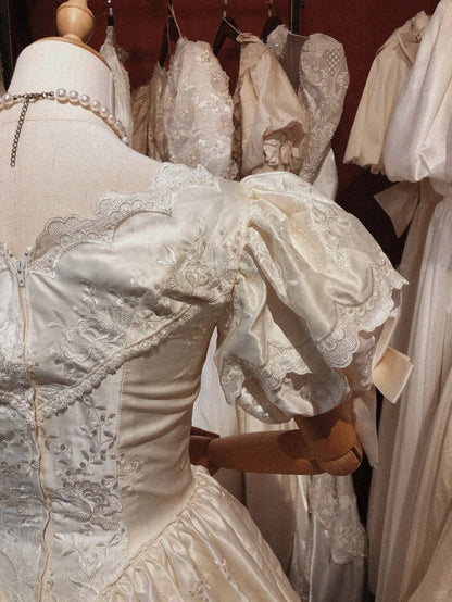 Elegantes besticktes V-Ausschnitt Satin Spitzenbesatz Puffärmel Prinzessinnen-Hochzeitskleid P3079