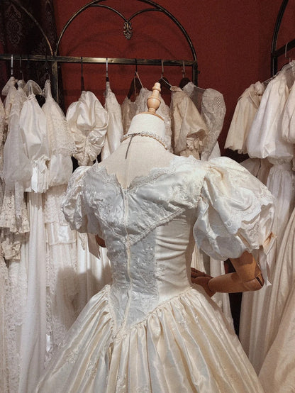 Elegantes besticktes V-Ausschnitt Satin Spitzenbesatz Puffärmel Prinzessinnen-Hochzeitskleid P3079