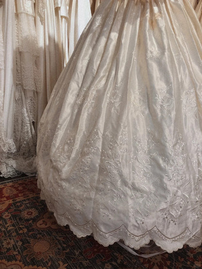 Elegantes besticktes V-Ausschnitt Satin Spitzenbesatz Puffärmel Prinzessinnen-Hochzeitskleid P3079