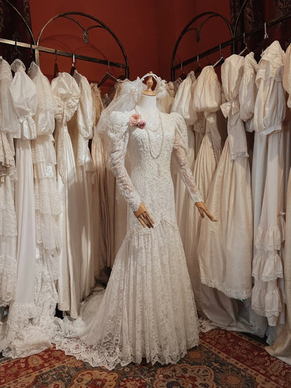 Roman Holiday Langarm-Meerjungfrauen-Brautkleid aus Spitze mit Knopfleiste und Schleppe P3080
