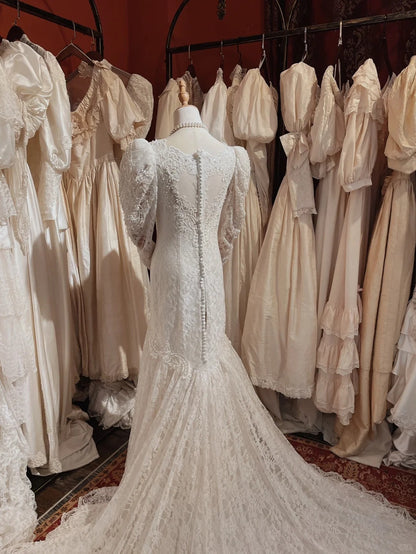 Roman Holiday Langarm-Meerjungfrauen-Brautkleid aus Spitze mit Knopfleiste und Schleppe P3080
