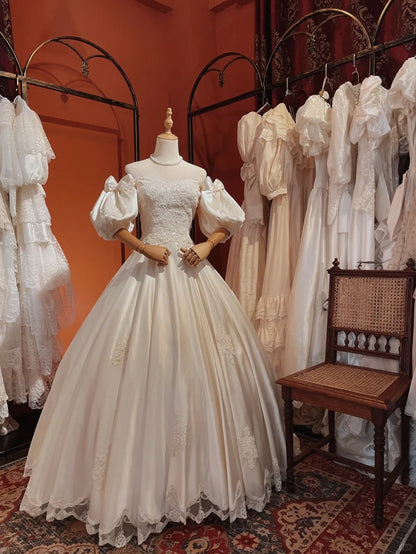 Schlichtes One-Shoulder-Hochzeitskleid aus Satin mit Schmetterlingsärmeln und Spitzenbesatz P3082