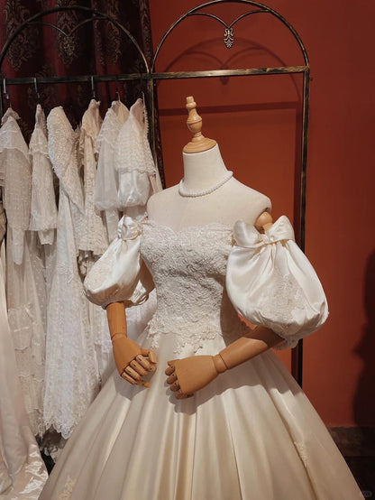 Schlichtes One-Shoulder-Hochzeitskleid aus Satin mit Schmetterlingsärmeln und Spitzenbesatz P3082