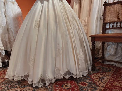 Schlichtes One-Shoulder-Hochzeitskleid aus Satin mit Schmetterlingsärmeln und Spitzenbesatz P3082