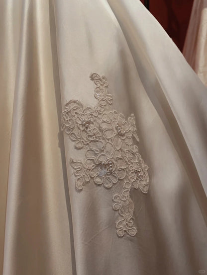 Schlichtes One-Shoulder-Hochzeitskleid aus Satin mit Schmetterlingsärmeln und Spitzenbesatz P3082