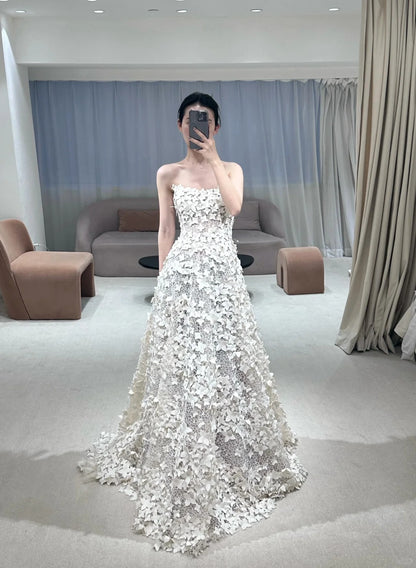 Designer trägerloses Hochzeitskleid aus Spitze mit Allover-Applikationen P3083
