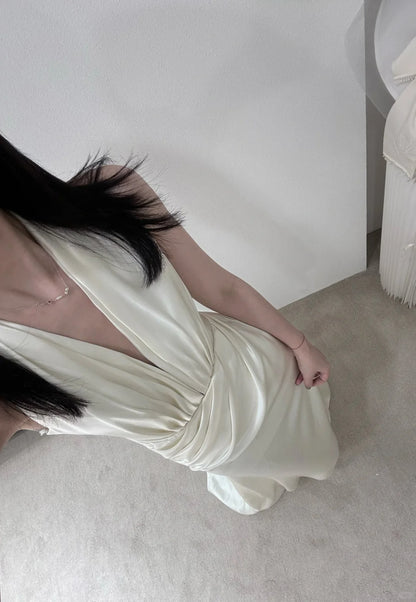 Einfaches weißes Meerjungfrauen-Brautkleid aus Satin mit Neckholder und V-Ausschnitt P3084