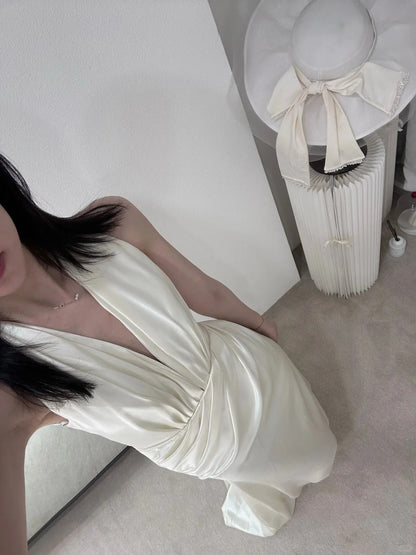 Einfaches weißes Meerjungfrauen-Brautkleid aus Satin mit Neckholder und V-Ausschnitt P3084