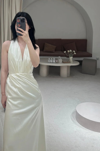 Einfaches weißes Meerjungfrauen-Brautkleid aus Satin mit Neckholder und V-Ausschnitt P3084