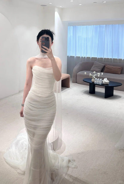 Elegantes geschichtetes Netz-Meerjungfrauen-Hochzeitskleid mit Schleppe P3085