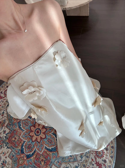 Lockeres, trägerloses 3D-Blumen-Satin-Hochzeitskleid mit Schleppe P3087