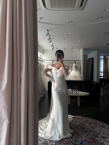 Elegantes, schulterfreies Brautkleid aus Satin mit Meerjungfrau-Schleppe P3088