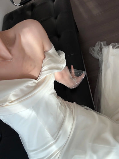 Elegantes, schulterfreies Brautkleid aus Satin mit Meerjungfrau-Schleppe P3088