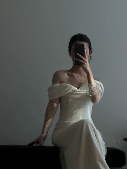 Elegantes, schulterfreies Brautkleid aus Satin mit Meerjungfrau-Schleppe P3088