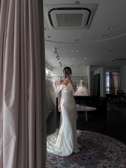 Elegantes, schulterfreies Brautkleid aus Satin mit Meerjungfrau-Schleppe P3088