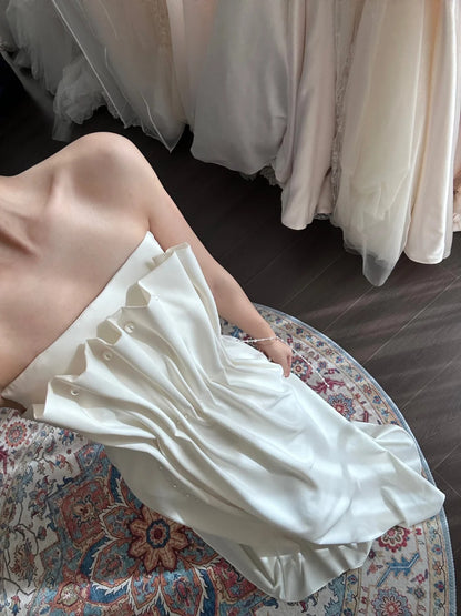 Elegantes Hochzeitskleid P3089 aus Satin mit plissierten Perlen und Blütenknospen-Klaviertasten-Schleppe