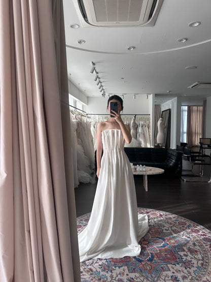 Elegantes Hochzeitskleid P3089 aus Satin mit plissierten Perlen und Blütenknospen-Klaviertasten-Schleppe