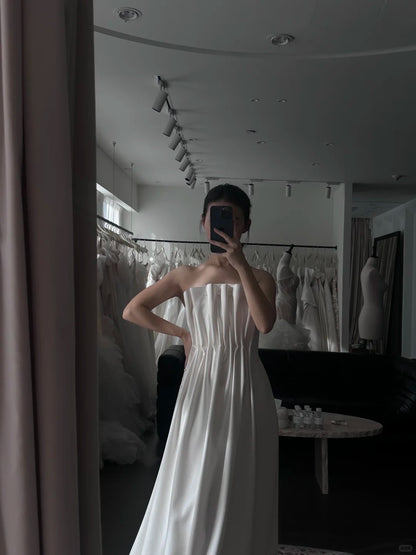 Elegantes Hochzeitskleid P3089 aus Satin mit plissierten Perlen und Blütenknospen-Klaviertasten-Schleppe