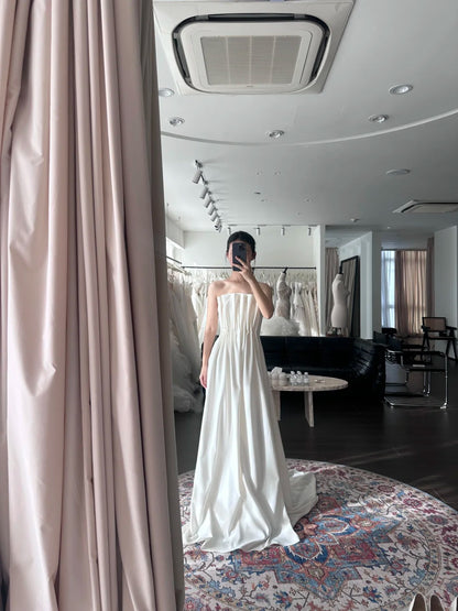 Elegantes Hochzeitskleid P3089 aus Satin mit plissierten Perlen und Blütenknospen-Klaviertasten-Schleppe