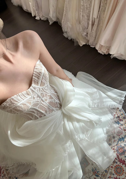 Wunderschönes, unregelmäßiges Brautkleid im Fischgrätenmuster mit weißer Spitze P3090