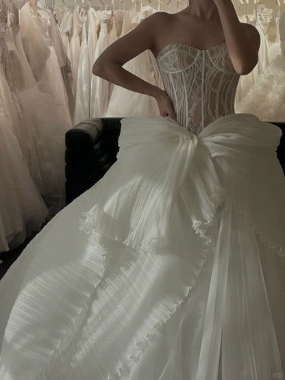 Wunderschönes, unregelmäßiges Brautkleid im Fischgrätenmuster mit weißer Spitze P3090