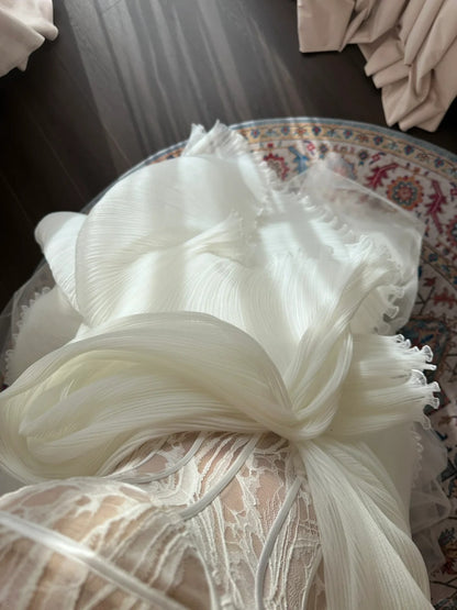 Wunderschönes, unregelmäßiges Brautkleid im Fischgrätenmuster mit weißer Spitze P3090