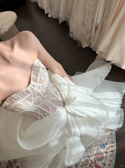 Wunderschönes, unregelmäßiges Brautkleid im Fischgrätenmuster mit weißer Spitze P3090