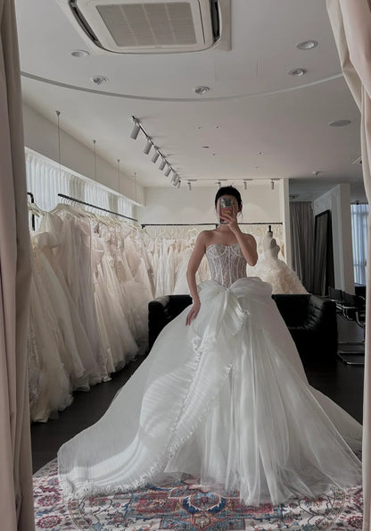 Wunderschönes, unregelmäßiges Brautkleid im Fischgrätenmuster mit weißer Spitze P3090