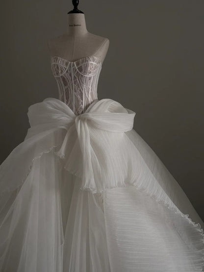 Wunderschönes, unregelmäßiges Brautkleid im Fischgrätenmuster mit weißer Spitze P3090