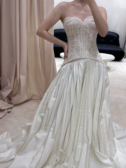 Brautkleid P3094: Korsett mit U-Boot-Ausschnitt aus zarter Spitze, Fischgrätmuster und plissierter Schleppe