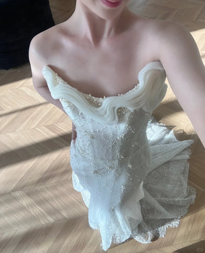 Elegantes weißes Meerjungfrauen-Brautkleid mit gewellter Perlenspitze und Schleppe P3098
