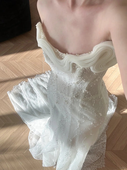 Elegantes weißes Meerjungfrauen-Brautkleid mit gewellter Perlenspitze und Schleppe P3098