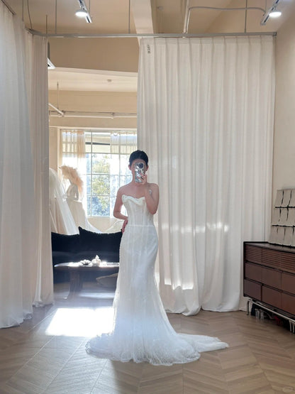 Elegantes weißes Meerjungfrauen-Brautkleid mit gewellter Perlenspitze und Schleppe P3098